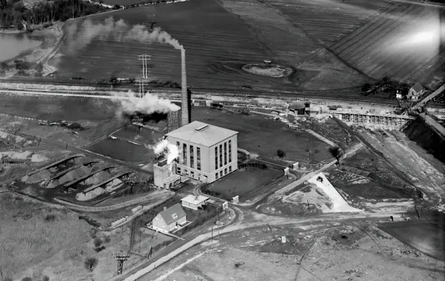 Billede af Jægersborg Station og Jægersborg Lokalbane Station under opførsel inden åbningen den 15. maj 1936.