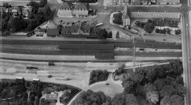 Billede af Charlottenlund Station.
