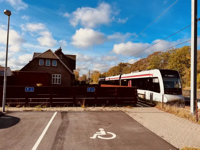 Billede af Aarhus Letbane togsæt 2112 fotograferet ud for Trustrup Letbanestation.