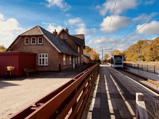 Billede af Aarhus Letbane togsæt 2112 fotograferet ud for Trustrup Letbanestation.