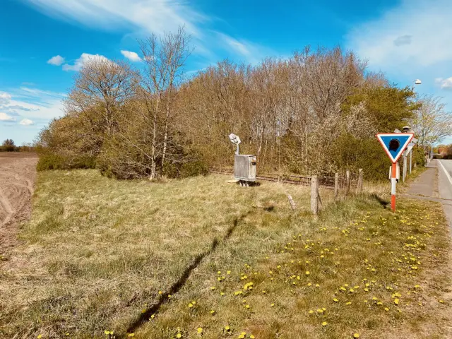 Billede af Terkelsbøl Holdeplads med sidespor, som er nedrevet, men den har ligget her - perronkanten kan stadig ses.