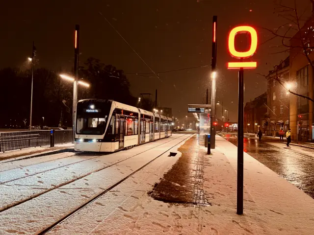 Billede af Odense Letbane togsæt 09 fotograferet ud for Odense Banegård Letbanestation.