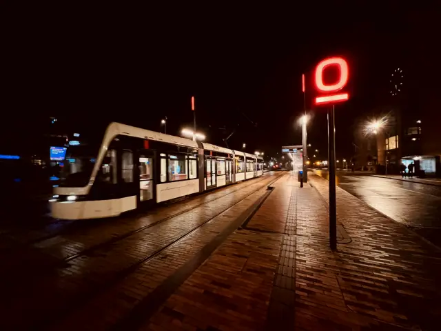 Billede af Odense Letbane togsæt 04 fotograferet ud for Odense Banegård Letbanestation.