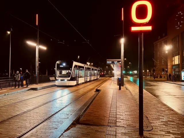 Billede af Odense Letbane togsæt 04 fotograferet ud for Odense Banegård Letbanestation.