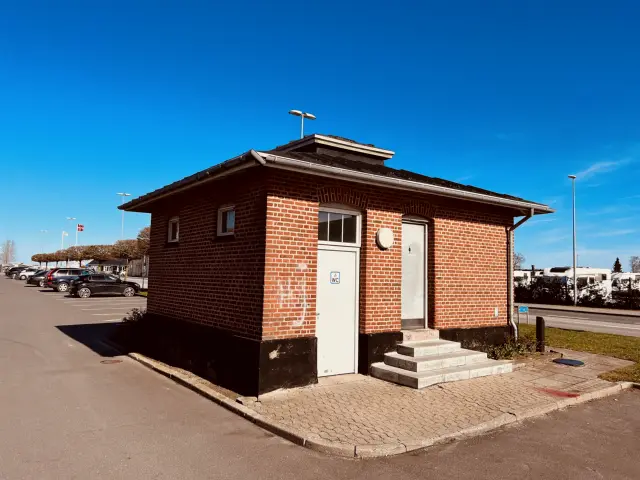 Billede af Juelsminde Stations retirade.