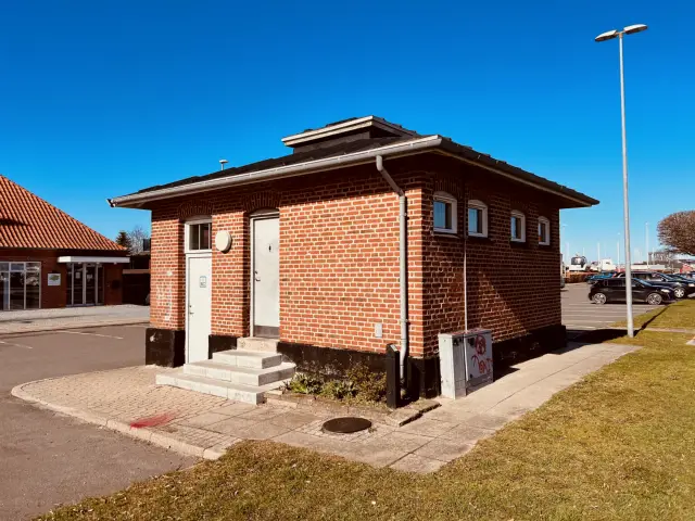 Billede af Juelsminde Stations retirade.