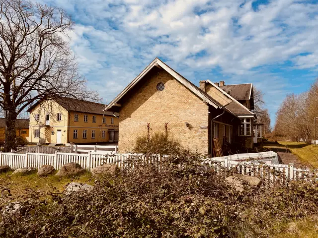 Billede af Sandved Stations varehus.