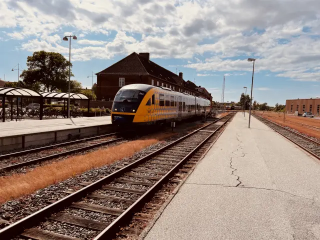 Billede af tog ud for Nakskov Station.