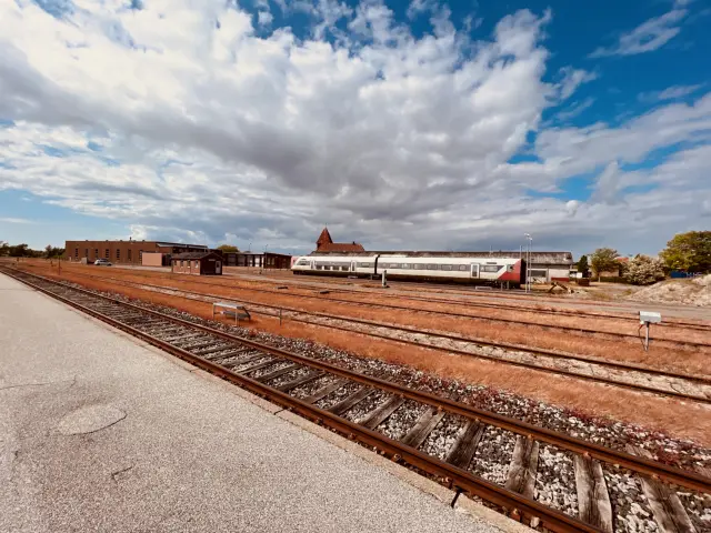 Billede af tog ud for Nakskov Station.