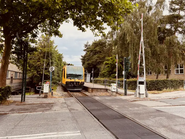 Billede af tog ud for Lyngby Lokalstation.