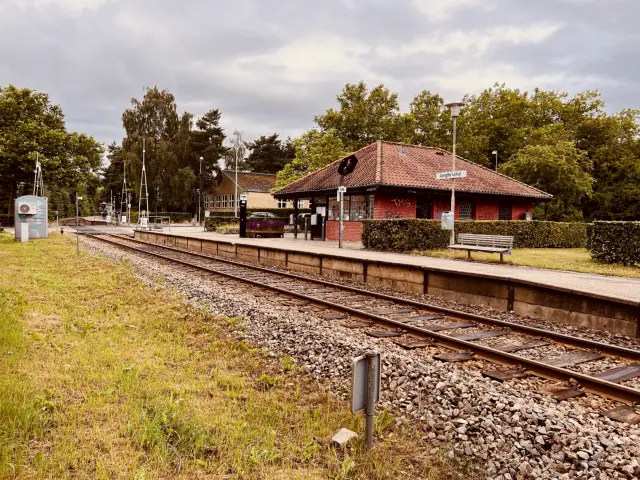 Billede af Lyngby Lokalstation - i 1974 blev ekspeditionsbygningen fra 1942 revet net og erstattet af den nuværende murstensbygning.