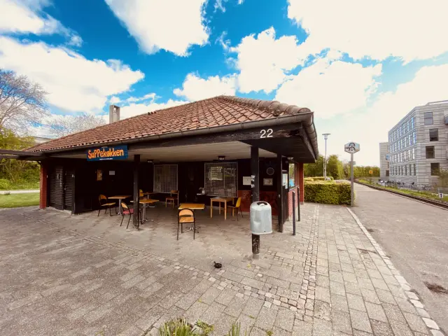 Billede af Lyngby Lokalstation - i 1974 blev ekspeditionsbygningen fra 1942 revet net og erstattet af den nuværende murstensbygning.