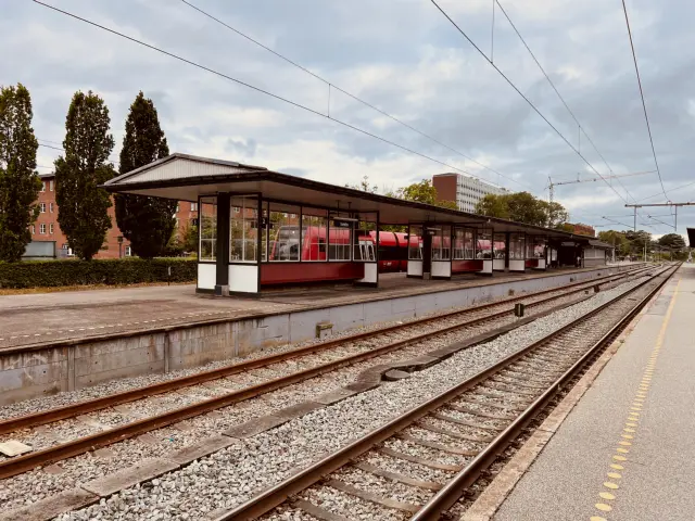 Billede af tog ud for Lyngby Station.