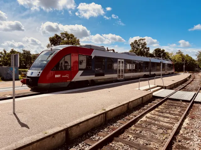 Billede af Lint 41 (serie 2) - LT 2029-2129 ud for Nykøbing Sjælland Station.