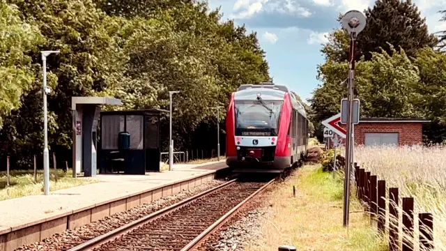 Billede af LT 2027-2127, tidligere VL 2027-2127 fotograferet ud for Nyled Station.