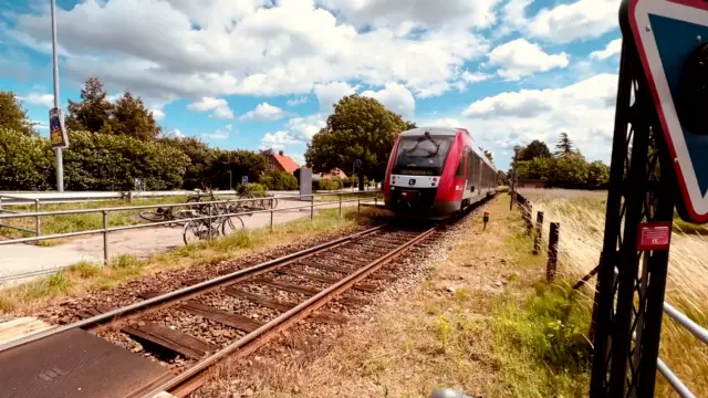 Billede af tog ud for Nyled Station.
