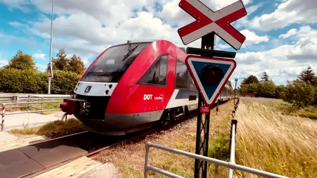 Billede af LT 2027-2127, tidligere VL 2027-2127 fotograferet ud for Nyled Station.