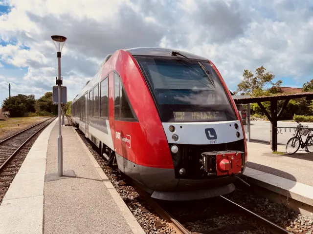Billede af LT 2027-2127, tidligere VL 2027-2127 fotograferet ud for Højby (Sjælland) Station.