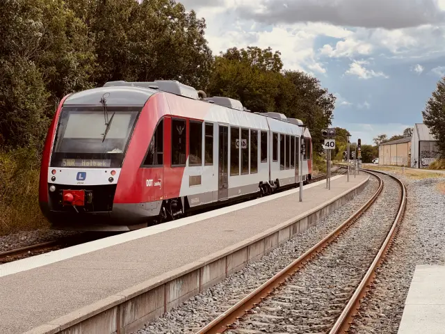 Billede af tog ud for Fårevejle Station.
