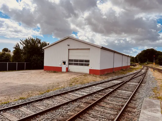 Billede af materielbygningen ved Asnæs Station.