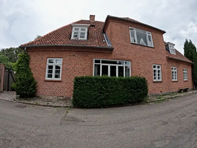 Billede af det gamle posthus ved Føllenslev Station.