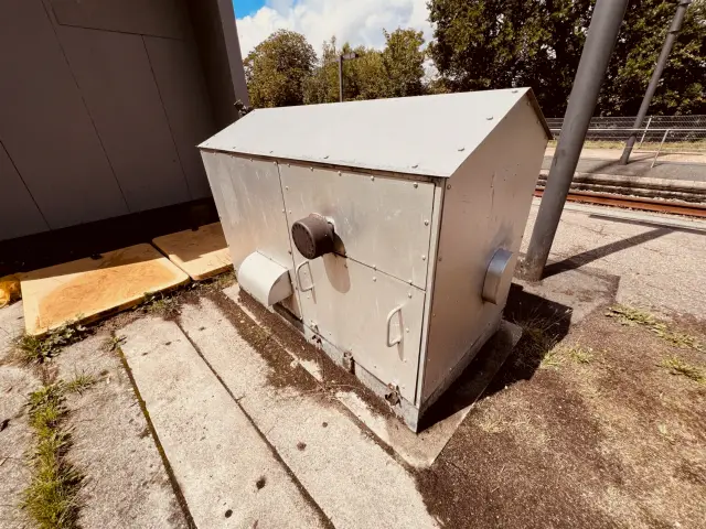 Billede af Pedershaab nødgenerator ved Mørkøv Station.