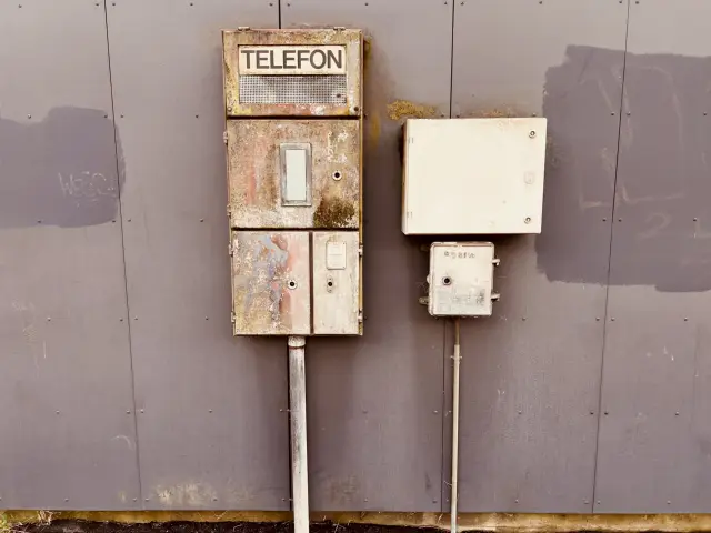 Billede af den gamle telefon ved Svebølle Station.