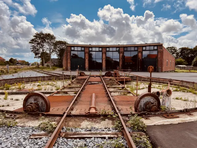Billede af Skjern Stations remise.