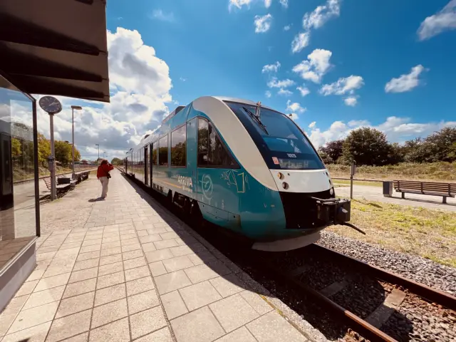 Billede af tog ud for Skjern Station.