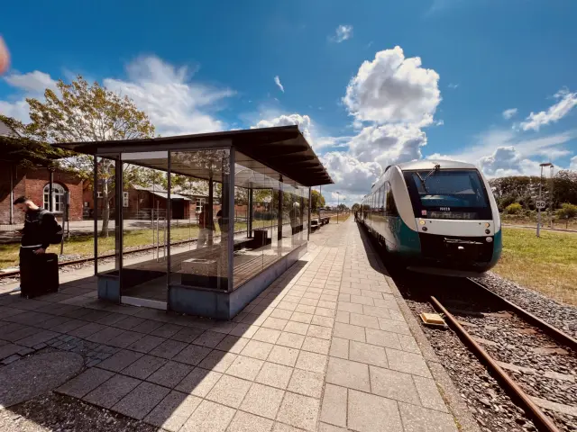 Billede af tog ud for Skjern Station.