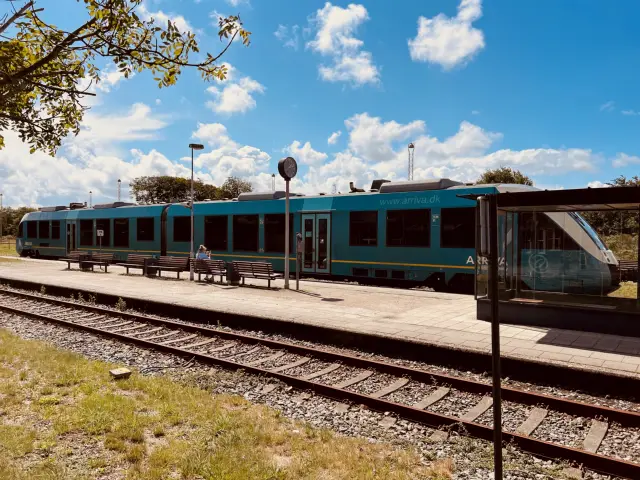 Billede af tog ud for Skjern Station.