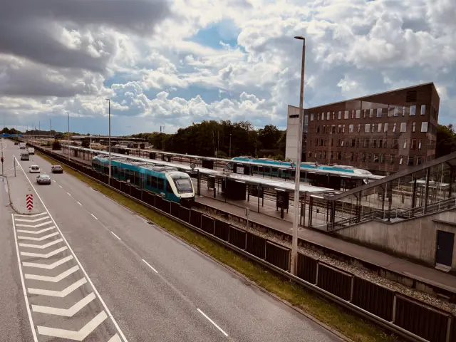 Billede af tog ud for Herning Banegård Center.