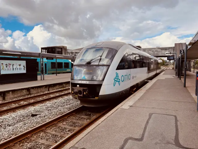 Billede af tog ud for Herning Banegård Center.