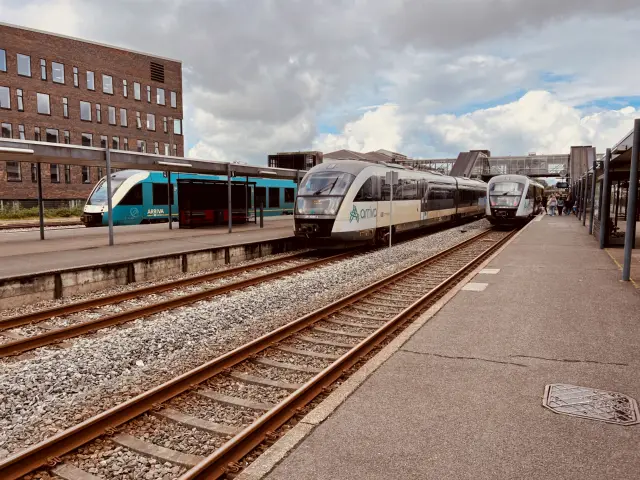 Billede af tog ud for Herning Banegård Center.