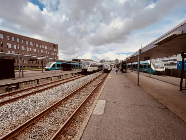 Billede af tog ud for Herning Banegård Center.