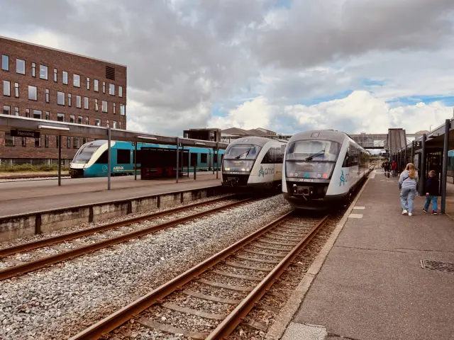 Billede af tog ud for Herning Banegård Center.