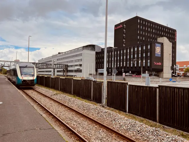 Billede af tog ud for Herning Banegård Center.