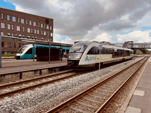 Billede af tog ud for Herning Banegård Center.