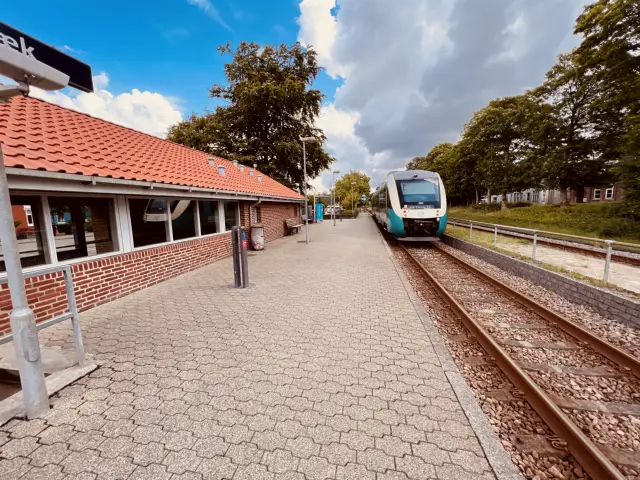 Billede af tog ud for Kibæk Station.