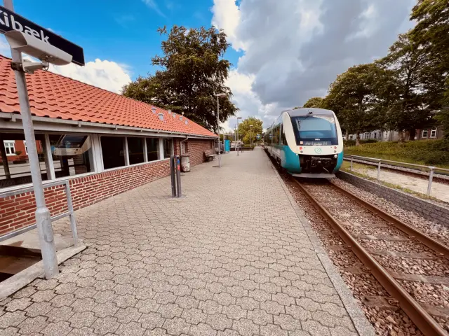 Billede af ARRIVA AR 1001 fotograferet ud for Kibæk Station.
