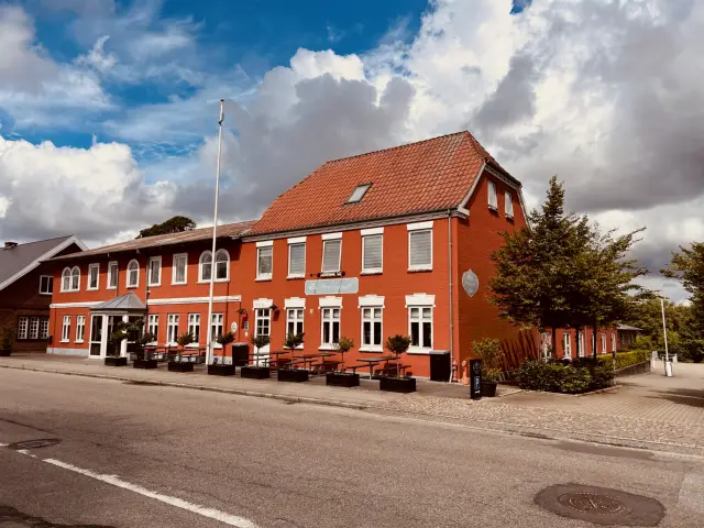 Billede af det gamle jernbanehotel over for Kibæk Station.