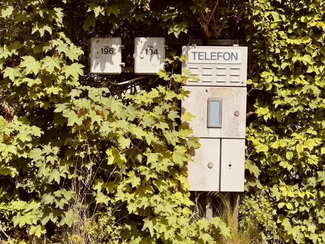Billede af den gamle telefon ved Kibæk Station.