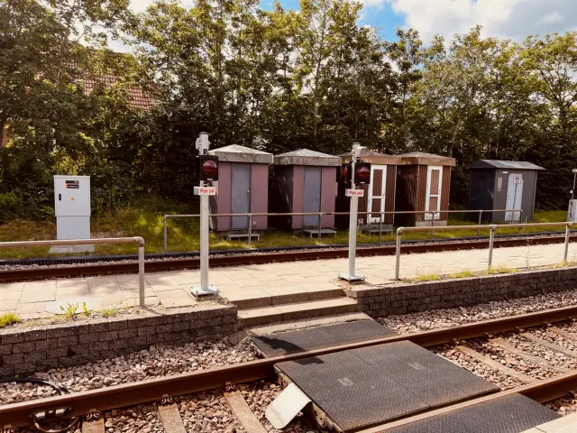 Billede af baneteknikskabene ved Kibæk Station.