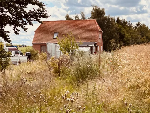 Billede af Jenslev Trinbræt - Trinbræt er nedrevet, men Jenslev Trinbræt har ligget her - dog ses det oprindelige banevagthus i midten af billedet.