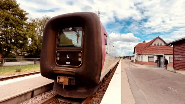 Billede af tog ud for Stenlille Station.