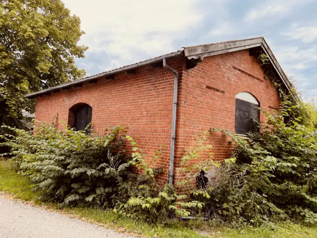 Billede af Vedde Stations varehus.