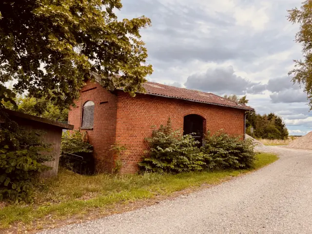 Billede af Vedde Stations varehus.