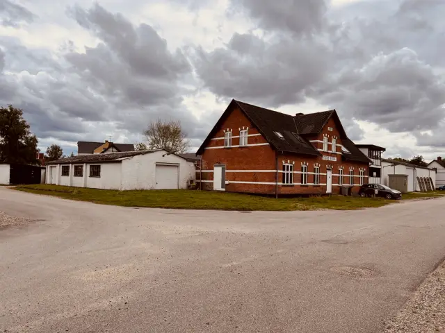 Billede af jernbanehotellet ved Vedde Station.