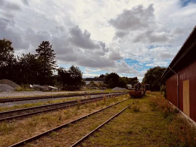 Billede af materiel ud for Ruds Vedby Station.