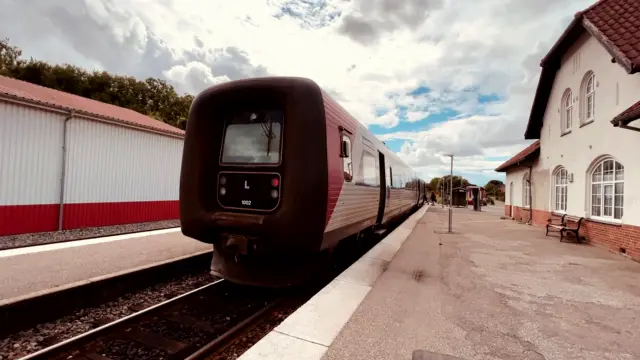 Billede af tog ud for Ruds Vedby Station.